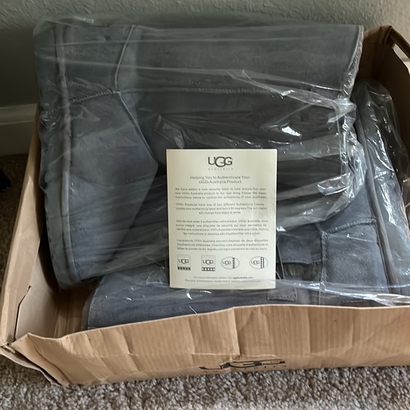 Grey Bailey button triplet UGG BOOTS - Picture 6 of 9